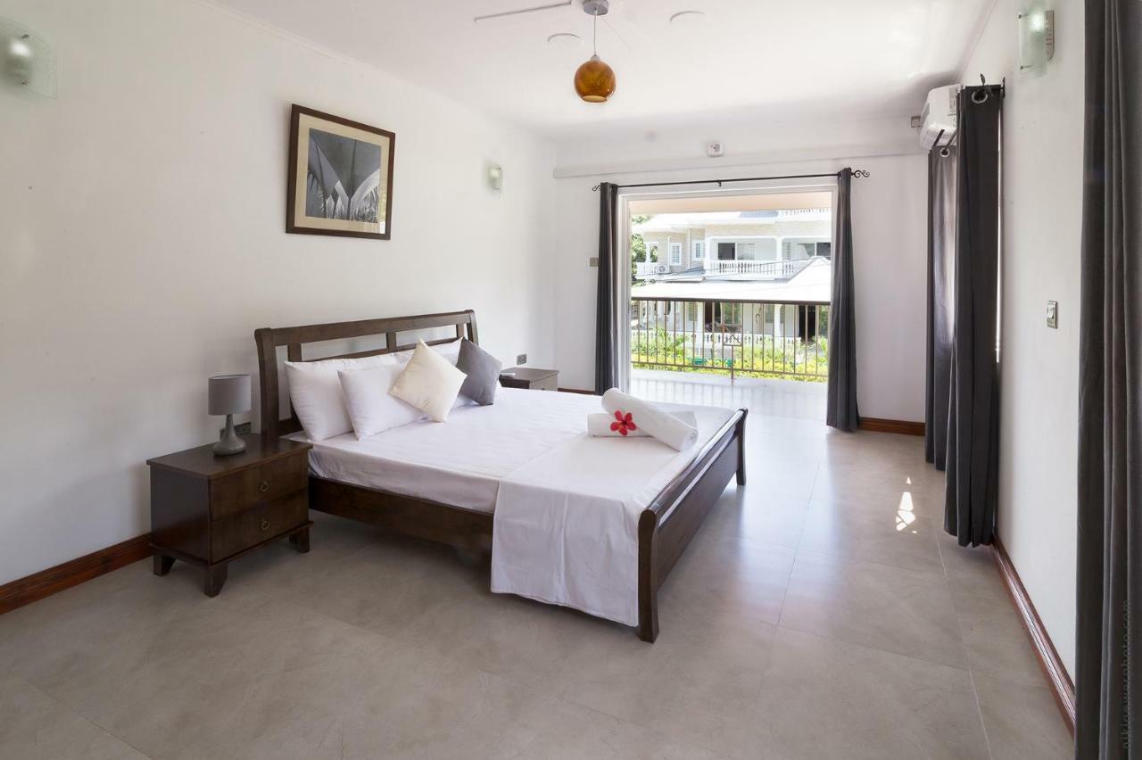 Flora'S Self Catering Apartments Victoria Exterior photo